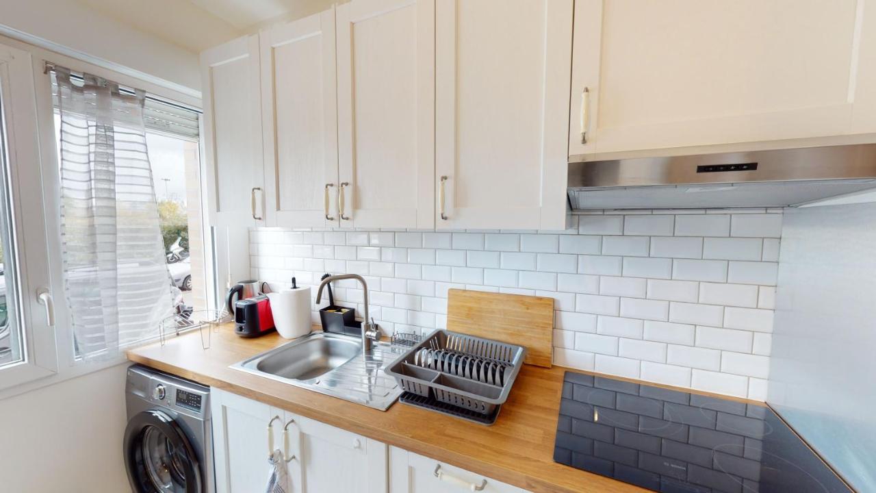 Live Like A Local Stylish 2br With Balcony & Parking Apartment *