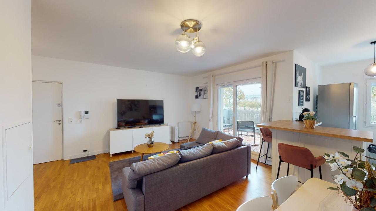 Apartment Live Like A Local Stylish 2br With Balcony & Parking