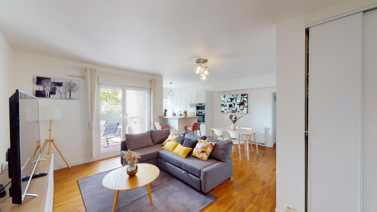 Live Like A Local Stylish 2br With Balcony & Parking *