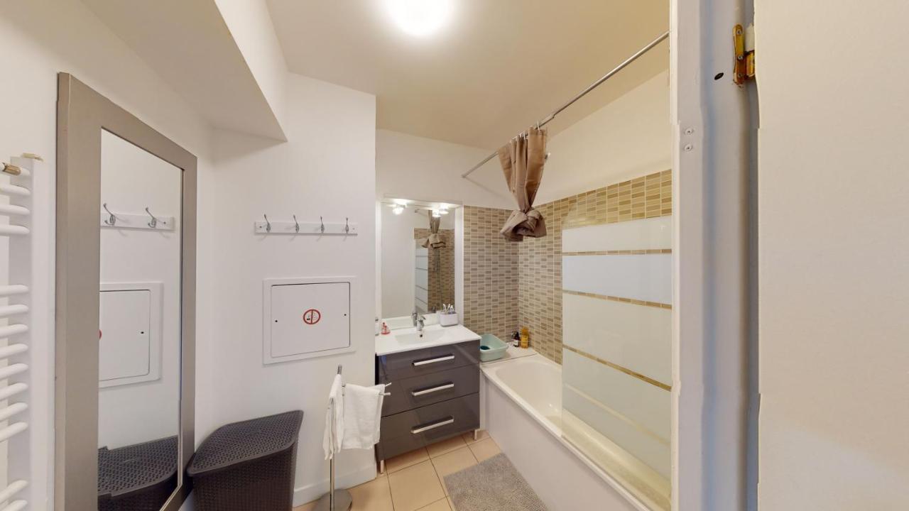 Apartment Live Like A Local Stylish 2br With Balcony & Parking *